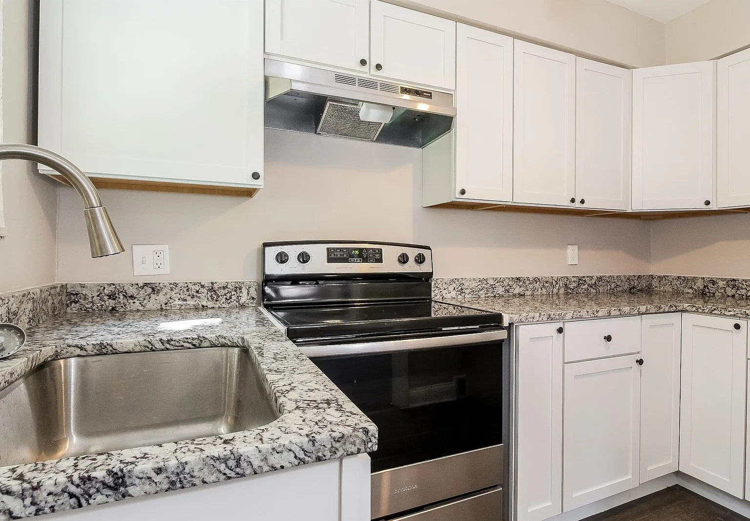 3 bed, 2.0 bath, 1271 sqft, $1,925 — Photo 4