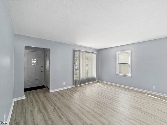 3rd image of 912 Dartmoor Ave
