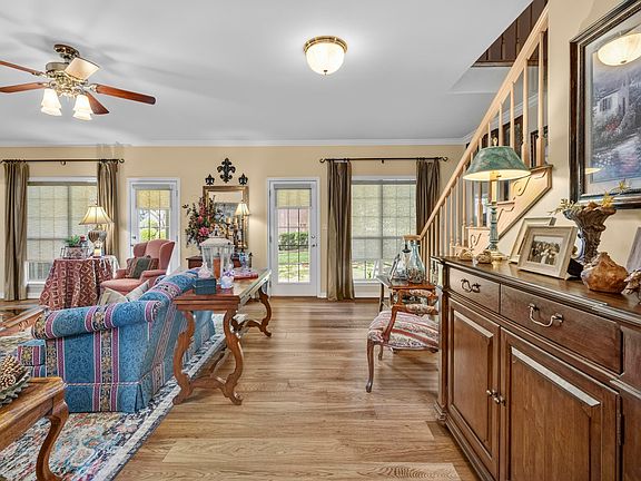 5th image of 601 Live Oak Dr