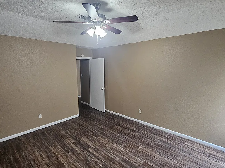 4250 Southchase Ln — Photo 15