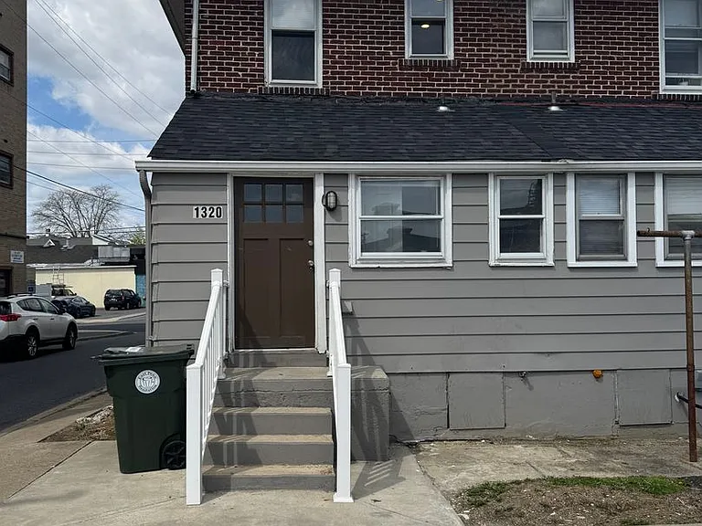 1320-1322 Chelsea Ave — Photo 39