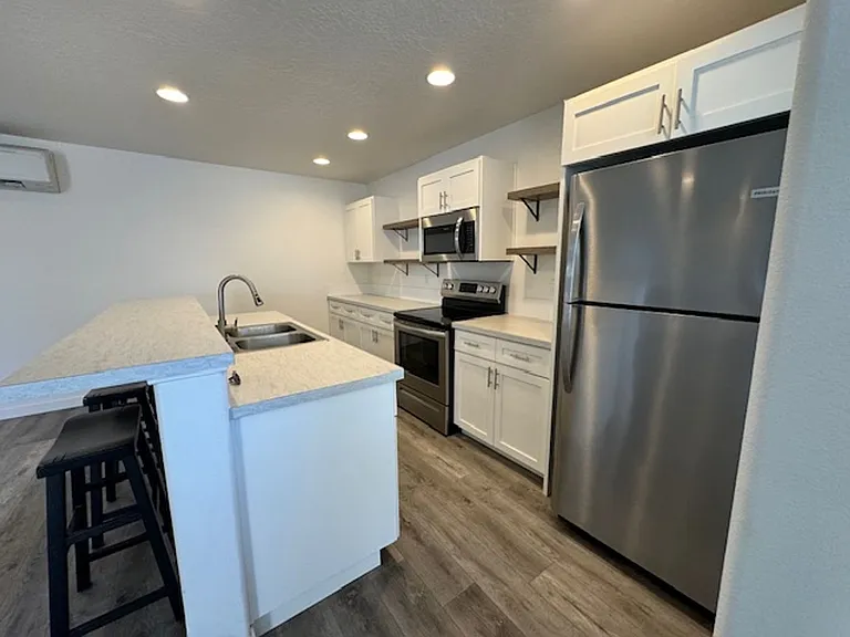 639 SE Reed Market Rd #2 — Photo 4