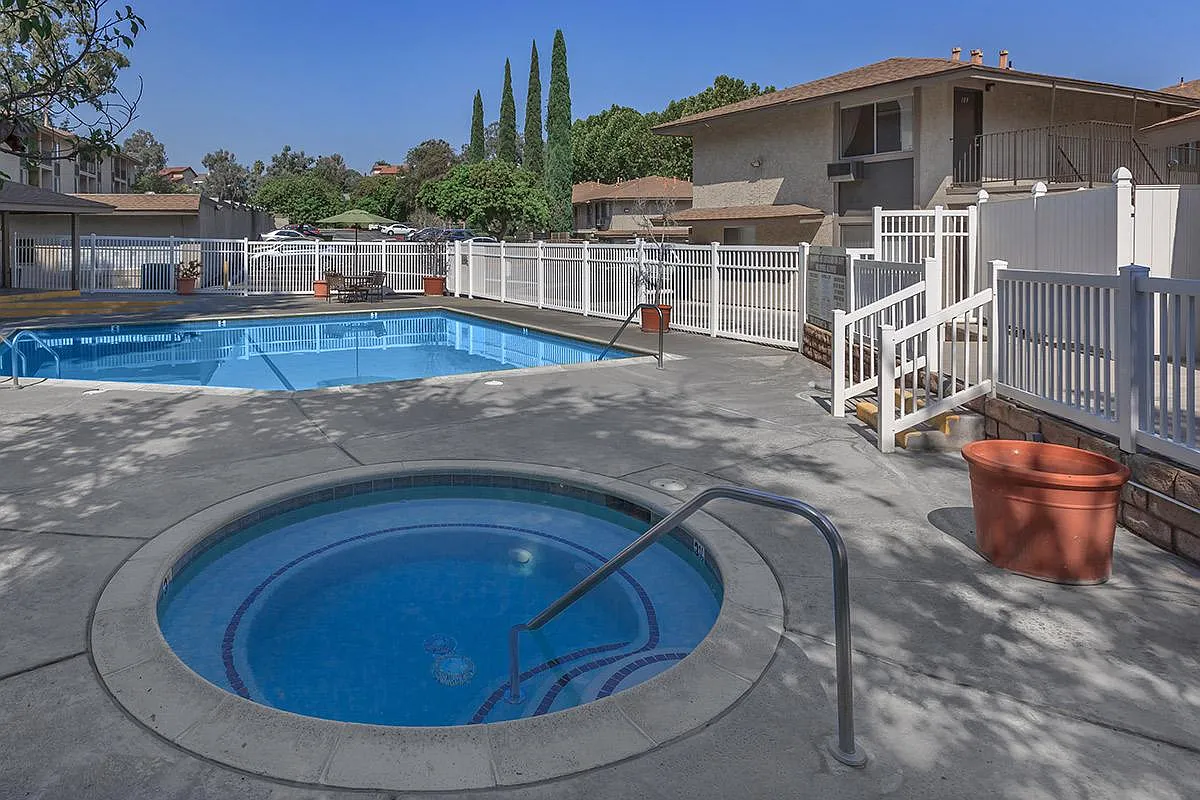 Woodglen Apartment Homes — Photo 1