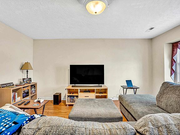 4th image of 140 Jennifer St