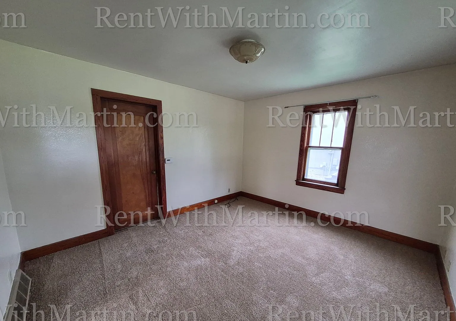For Rent- 1359 Garden Cozy Bungalow In Quiet Area~ — Photo 2