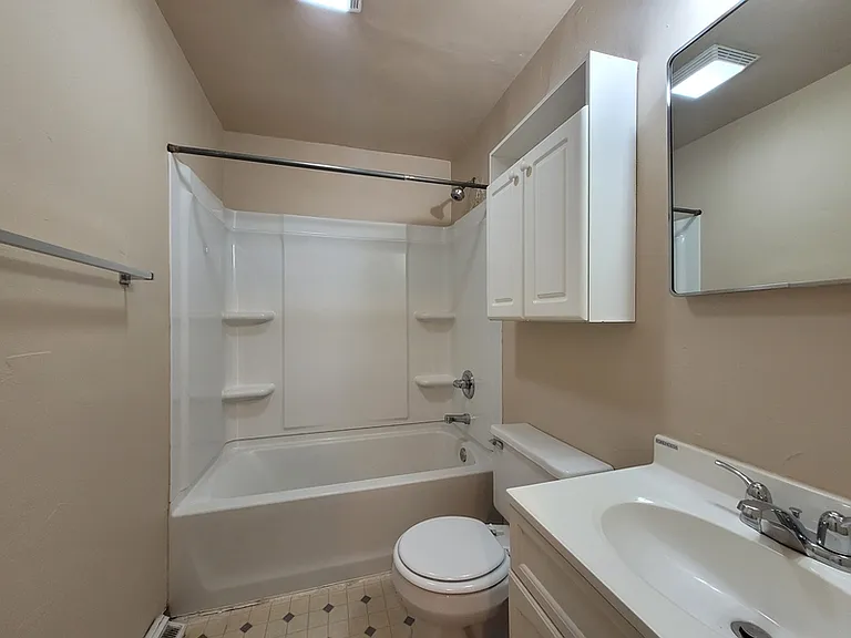 1095 Gillingham Rd #B — Photo 10