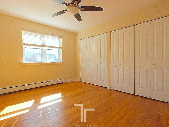 3rd image of 625 W Wrightwood Ave