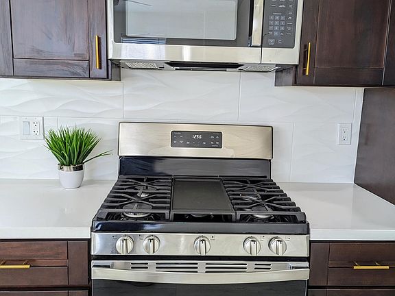 Gas Stove and microwave and Oven