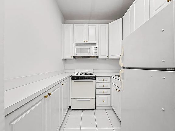 4th image of 240 Sullivan St APT 19