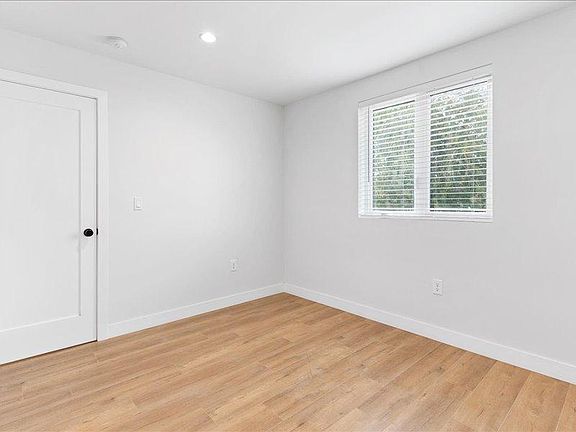 2nd image of 6417 1/2 Lexington Ave