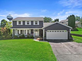 1200 Hawthorne Ridge Dr, Brookfield, WI 53045