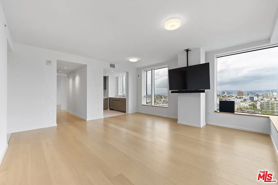 889 Francisco St — Photo 4