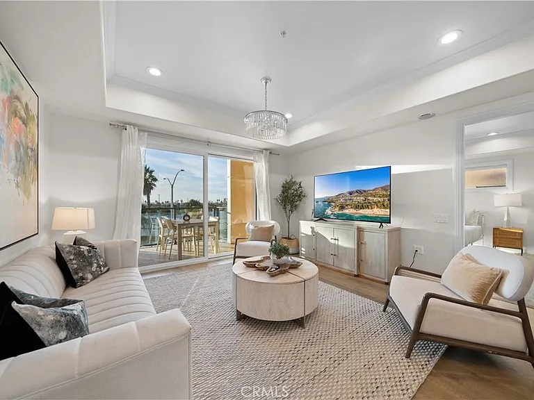 1598 Long Beach Blvd — Photo 2