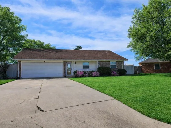 508 Saint Charles Cir, Moore, OK 73160