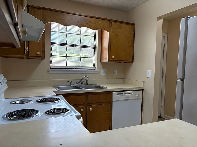 1103 Greentree Ct #F — Photo 5