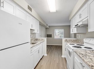 6 Beals Cove Rd APT B, Hingham, MA 02043