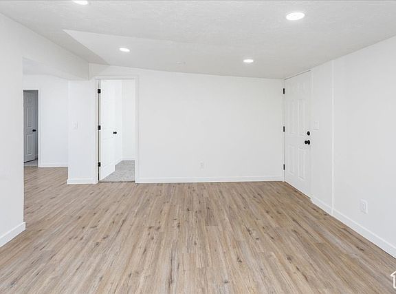 3rd image of 513 E Delno Dr