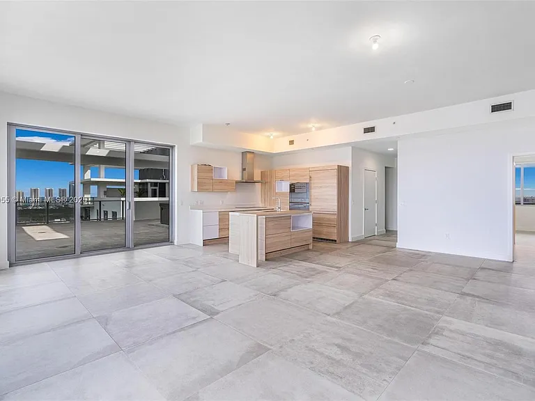 16385 Biscayne Blvd #4 — Photo 17