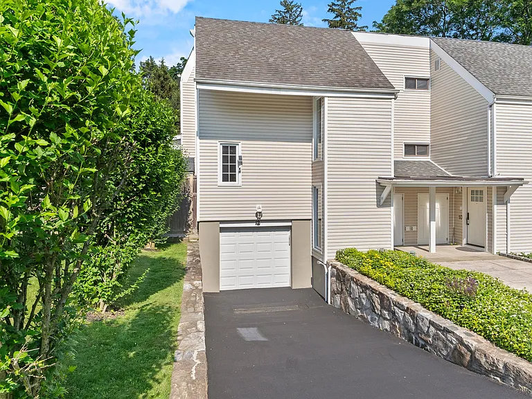 12 Downing Ct — Photo 1
