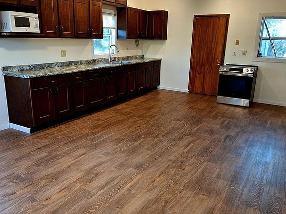 4th image of 501 N Main St