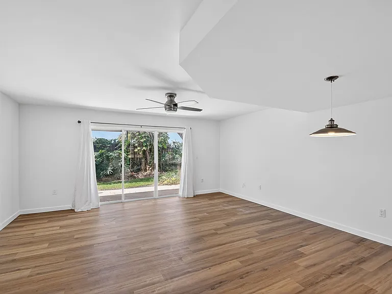 101 Half Moon Cir #B — Photo 8