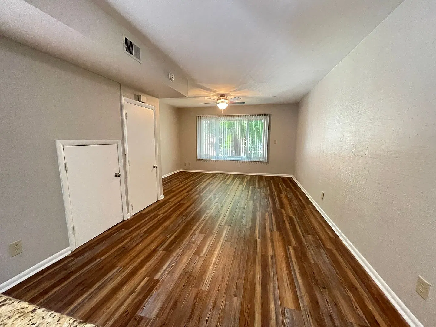 Wow! Must-see 2br in Chancellor Square...Updated, modern interior, walking distance to campus & d... — Photo 3