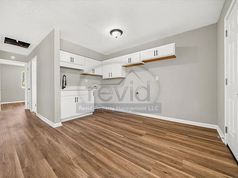 708 Hastings — Photo 19