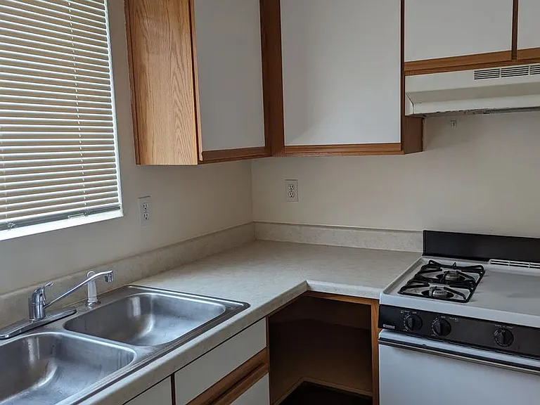 668 NE Johnson St — Photo 3