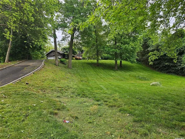 22 Peppermill Lane, Dix Hills, NY 11746