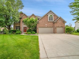 327 White Pines Ct, Oswego, IL
