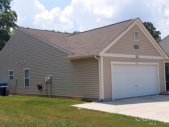 4th image of 627 Smokehouse Ln