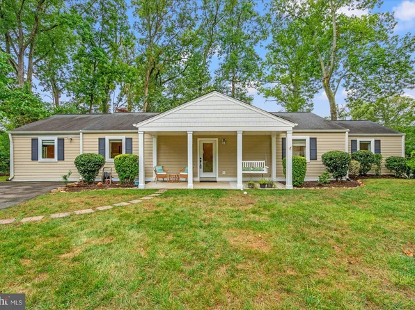 1305 Namassin Rd, Alexandria, VA 22308