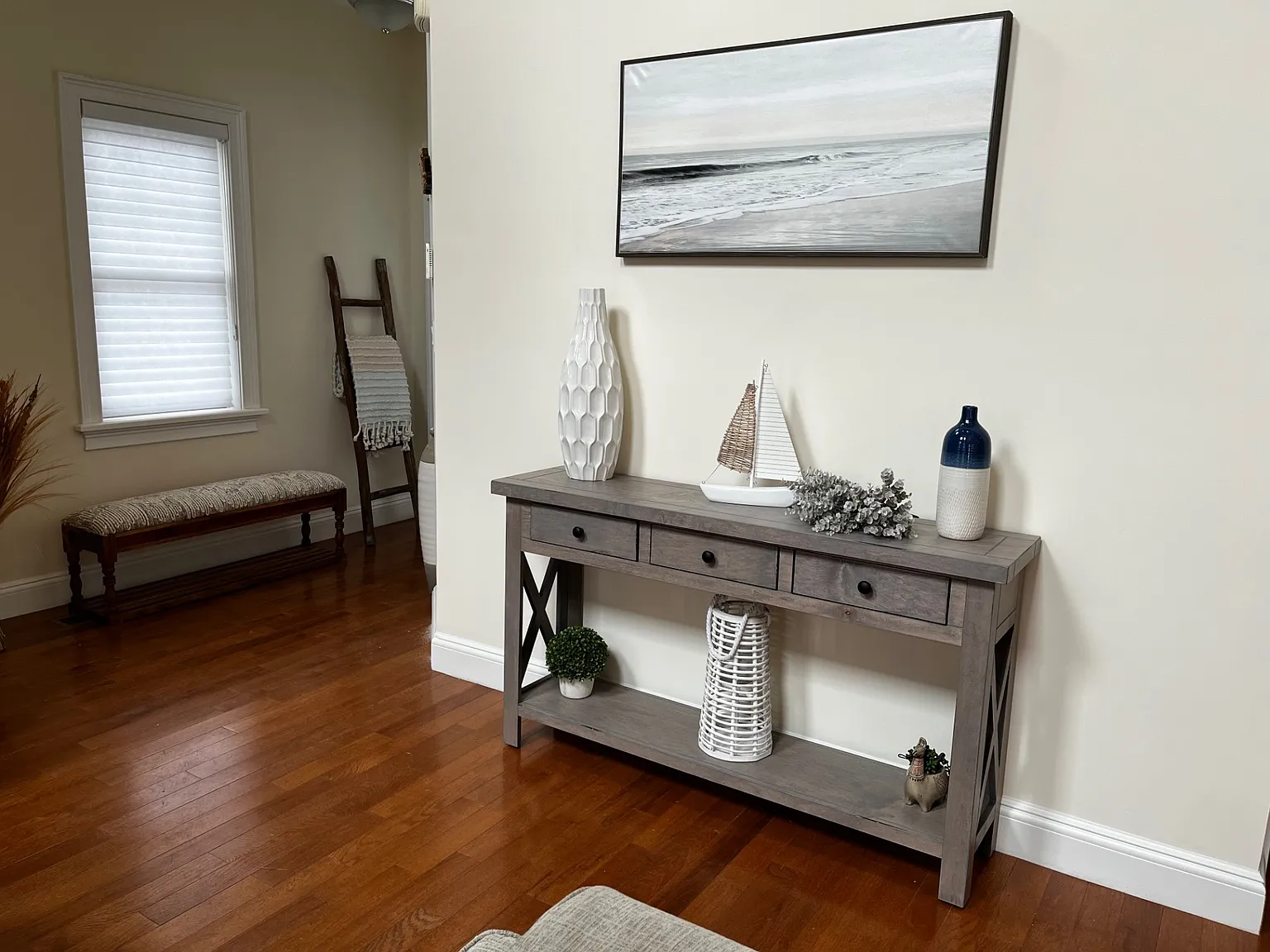Beautiful Condo With Main Floor Primary — Photo 2