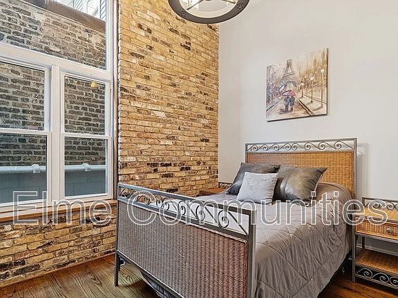 2nd image of 1452 W Fullerton Ave