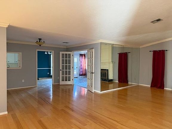 2nd image of 302 NW Ridgeview Way