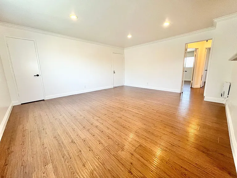 Newly Remodeled Lower Level 2 Bedroom 2 Bathroom Spacious Unit — Photo 2