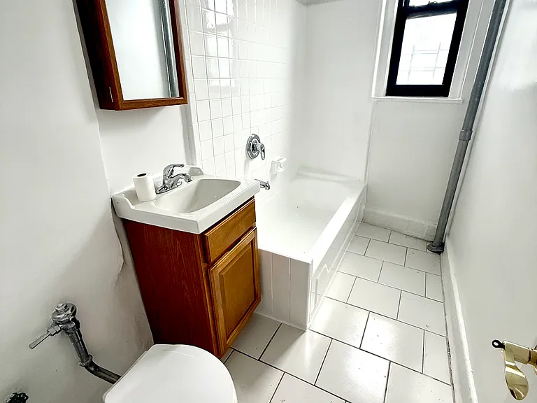 2796 Bainbridge Ave #2A — Photo 4