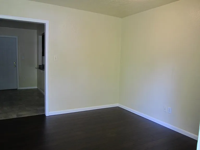 1530 Melrose Dr — Photo 4