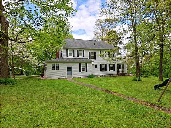 3rd image of 104 S Wood Ln