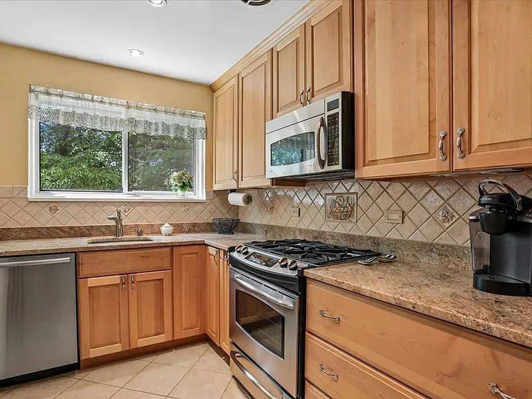 10513 Weymouth St #102 — Photo 10