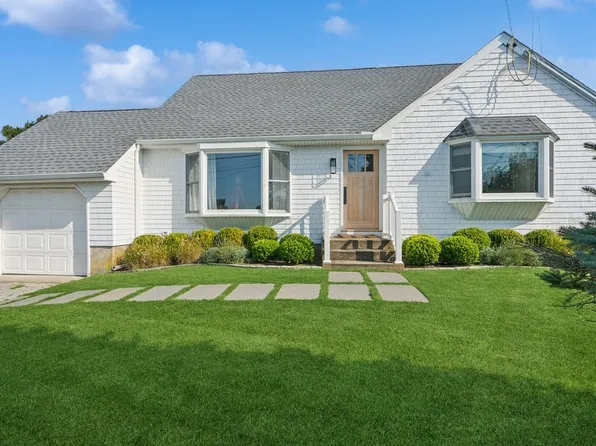 https://photos.zillowstatic.com/fp/ba90bd5b19ae3245eea023ac481e54ec-p_e.webp