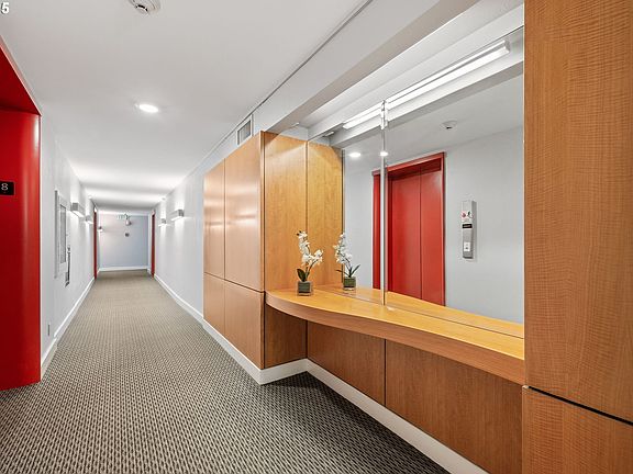 4th image of 2211 SW Park Pl Unit 803