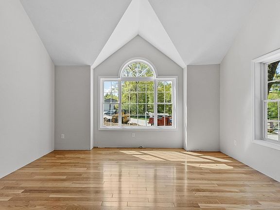 4th image of 22 Benoit Ave