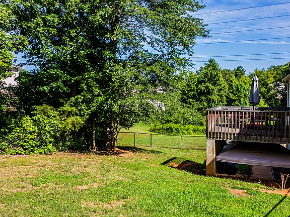 5th image of 405 Stonehedge Dr