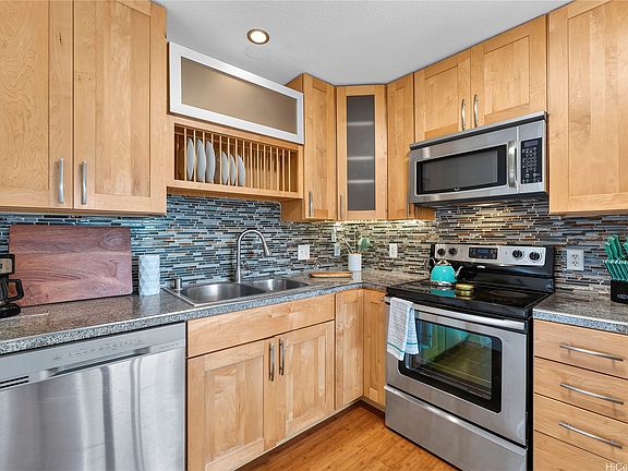 3rd image of 371 Mala St