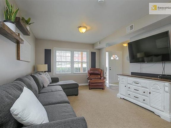 4th image of 8909 Grandview Dr