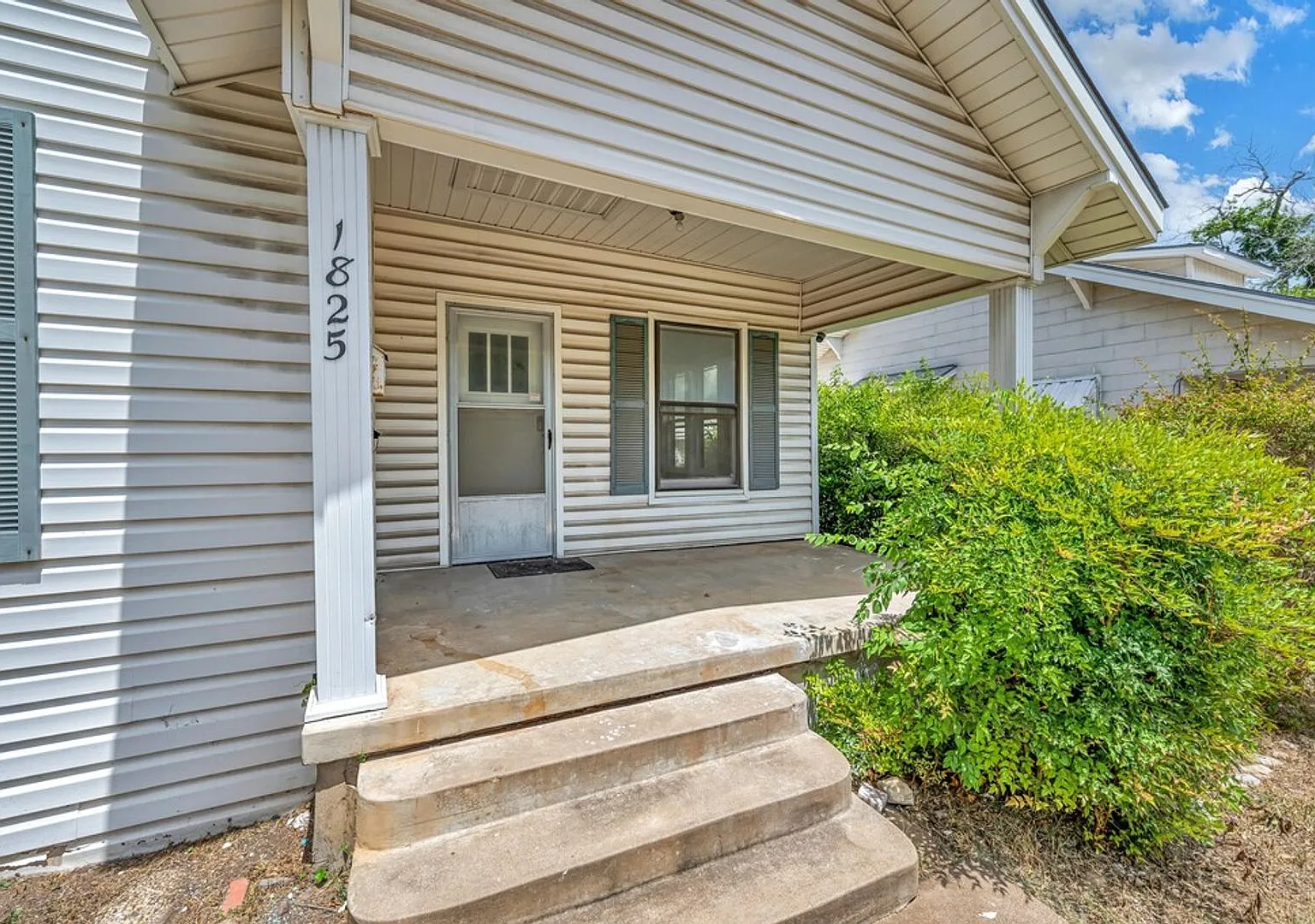 Spacious 3 Bed - 1 Bath House Near Downtown — Photo 2