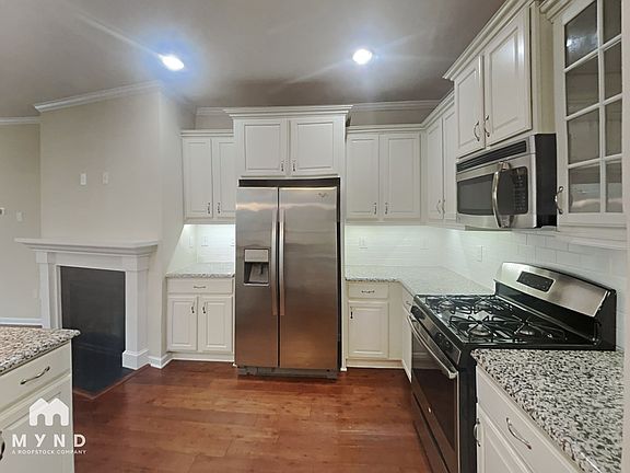 4th image of 1033 Pemberly Ave