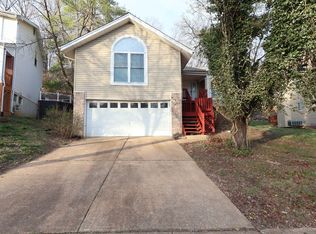 579 Elm Crossing Ct, Ballwin, MO 63021