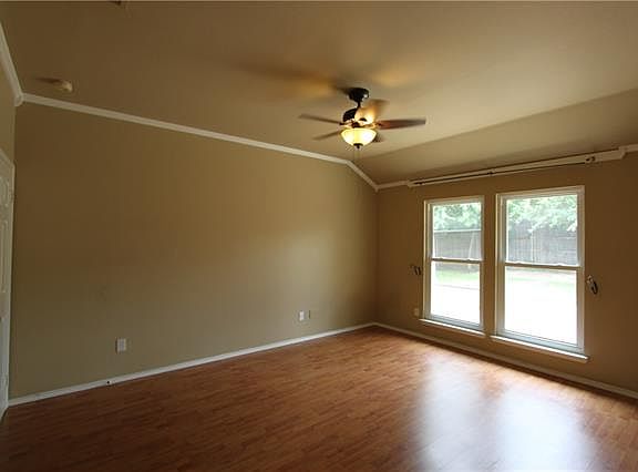 3rd image of 739 Oak Dale Ave